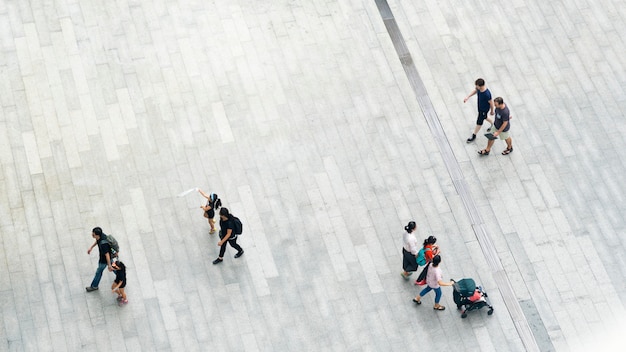 la gente cammina per la strada della città