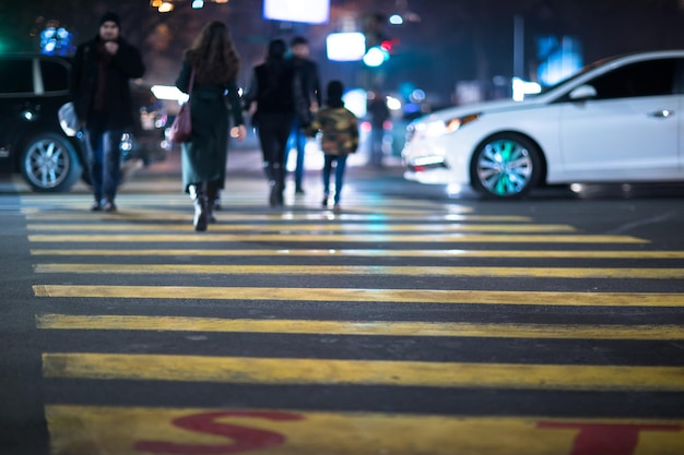 La gente cammina sulla strada del traffico pedonale