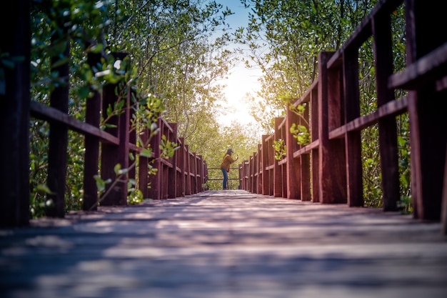 La gente che cammina sul ponte di legno nel parco della città