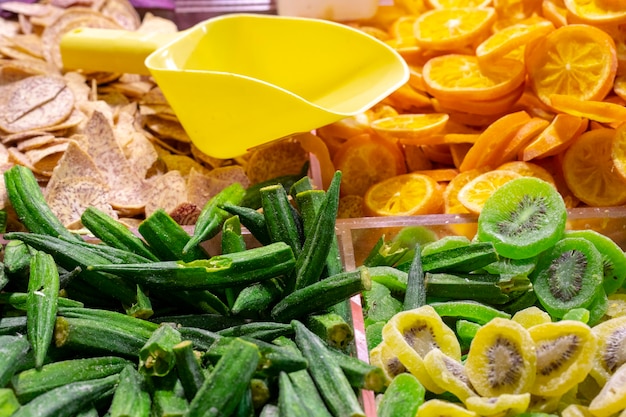 La gente compra frutta e verdura essiccate sulla famosa Taipei New Year Street prima del nuovo anno