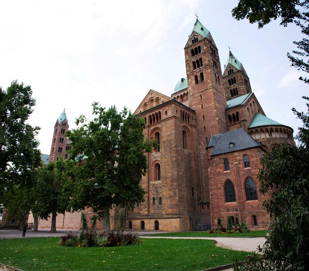 La gente della Germania e i viaggiatori stranieri a piedi hanno visitato la Cattedrale di Spira sulla strada principale della città di Spira il 27 agosto 2017 in Renania Palatinato Germania