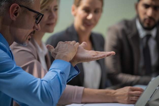 La gente di affari che incontra il concetto corporativo di discussione della conferenza che discute il rapporto finanziario della loro azienda