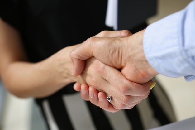 La gente di affari si stringono la mano