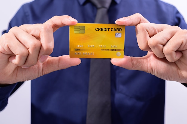 La gente di affari tiene le carte di credito