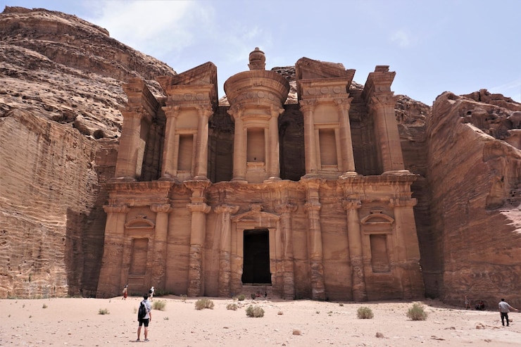Foto la gente di petra davanti all'edificio storico