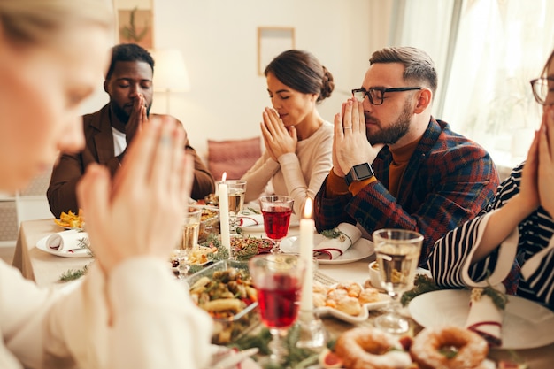 La gente dice grazia al tavolo da pranzo