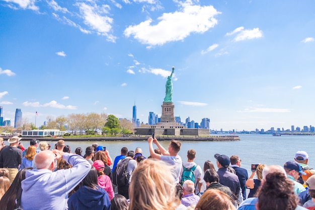 La gente fa foto della Statua della Libertà, New York City, NY, USA