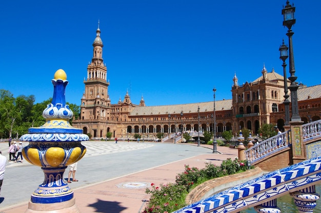 La gente in Plaza de España