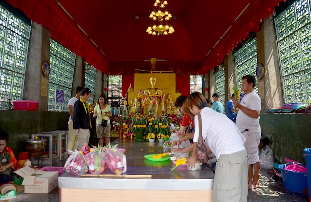 La gente prega la statua dell'angelo al Santuario di Phra Kal