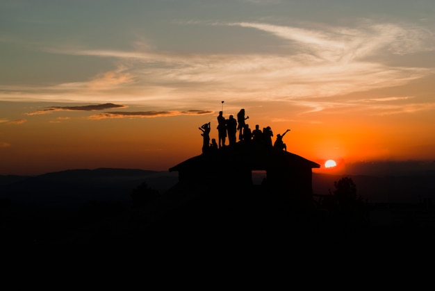 La gente profila al tramonto in Brasile