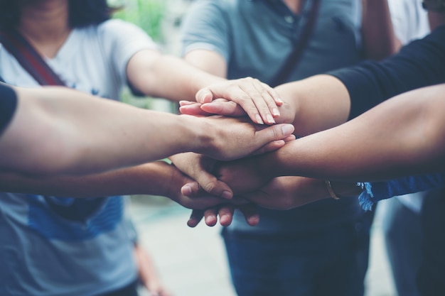 La gente raggruppa il lavoro di squadra unire le mani insieme. Concetto di successo del lavoro di squadra di affari