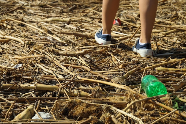 La gente ripulisce i rifiuti sulle rive del fiume tutela ambientale