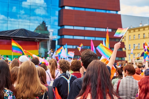 La gente si affolla con le bandiere arcobaleno LGBTQ durante la dimostrazione dell'orgoglio