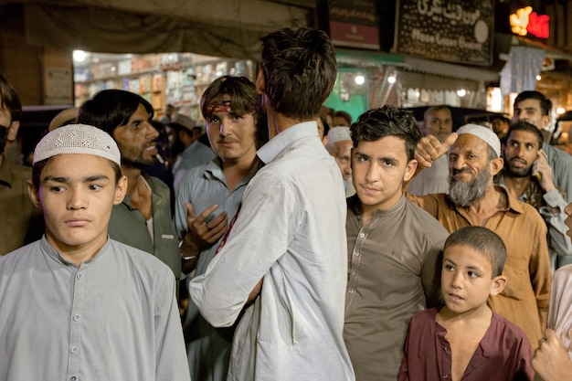 La gente si affolla sul mercato a Peshawar in Pakistan