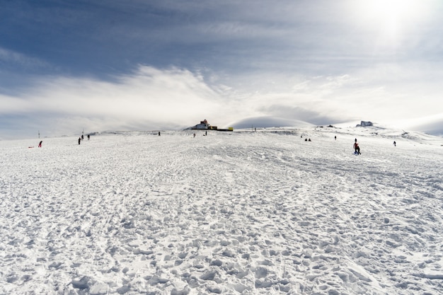 La gente si diverte in montagne innevate nella Sierra Nevada