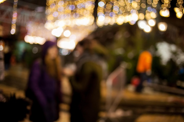 la gente sta camminando nella piazza feste immagine sfocata Immagine sfocata bokeh di persone