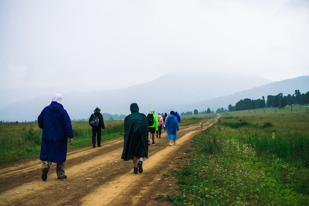 La gente va avanti in montagna nonostante il maltempo.