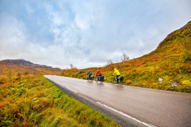 La gente va in bicicletta nell'isola di Lofoten, Norvegia