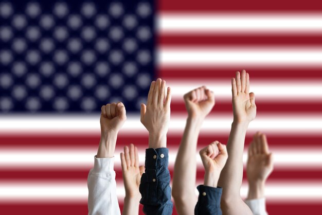 La gente vota con le mani alzate nel paese degli Stati Uniti
