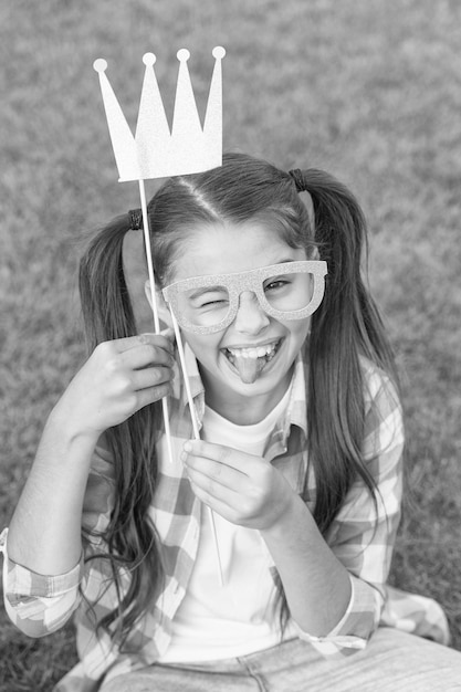 La giocosa principessa ragazza festa stand puntelli compleanno regina concetto