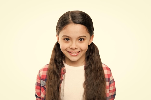 La gioia dei migliori capelli Ragazza felice con elegante acconciatura a coda di cavallo Ragazza carina sorriso con una nuova acconciatura Bambina con lunghe ciocche di capelli Piccola modella di bellezza con capelli castani I suoi capelli il suo aspetto