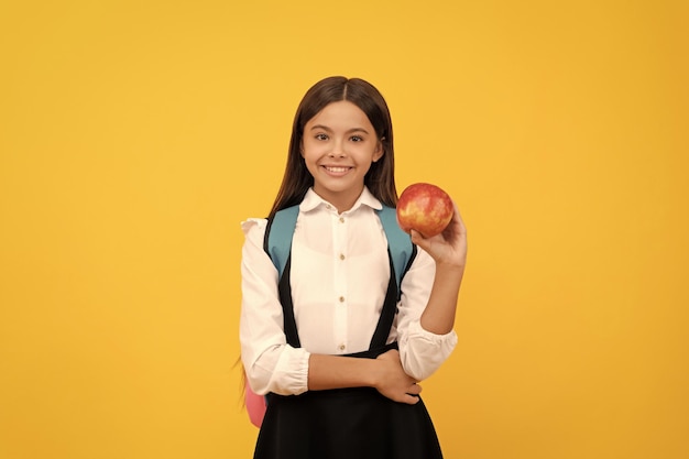 La giornata della conoscenza è qui Ragazza felice sorriso che tiene mela Giornata della conoscenza Educazione alimentare
