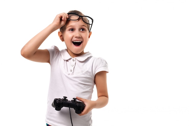 La giovane bambina gioca al videogioco da gamepad