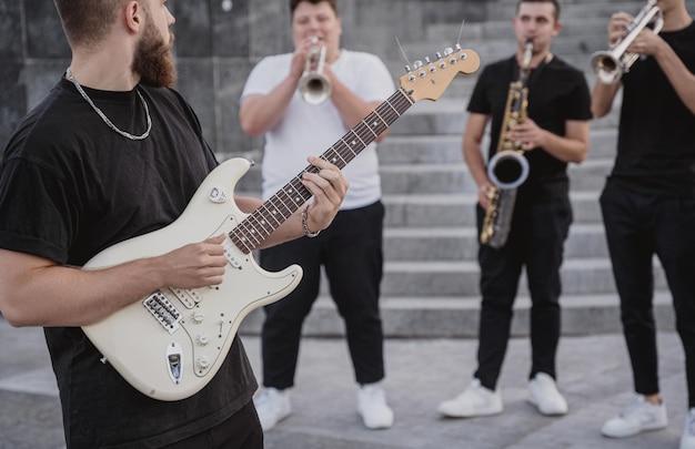 La giovane band di musica di strada suona molti strumenti musicali