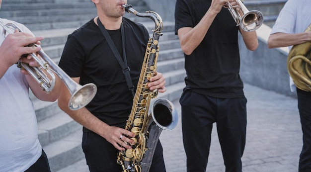 La giovane band di musica di strada suona molti strumenti musicali