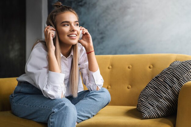 La giovane bella donna ascolta la musica in cuffia.