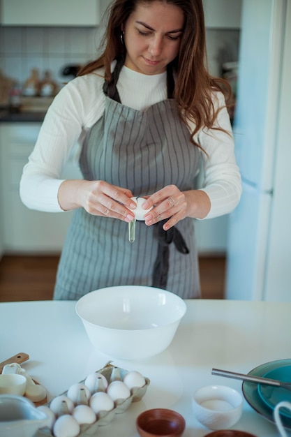 La giovane bella donna cuoce una torta. Dolci. Confetteria.