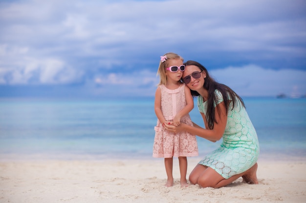 La giovane bella madre e la sua adorabile piccola figlia godono la loro vacanza