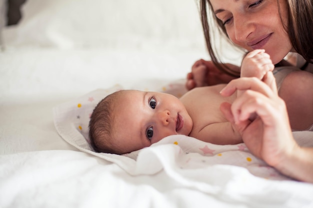 La giovane bella madre tiene un bambino