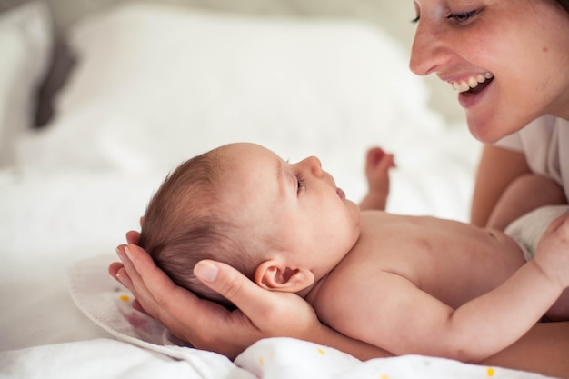 La giovane bella madre tiene un bambino