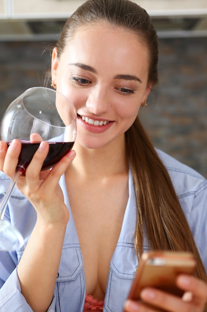 La giovane bella ragazza attraente beve il vino