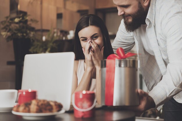 La giovane bella ragazza è contentissima del regalo.