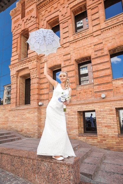 La giovane bella sposa sulla natura