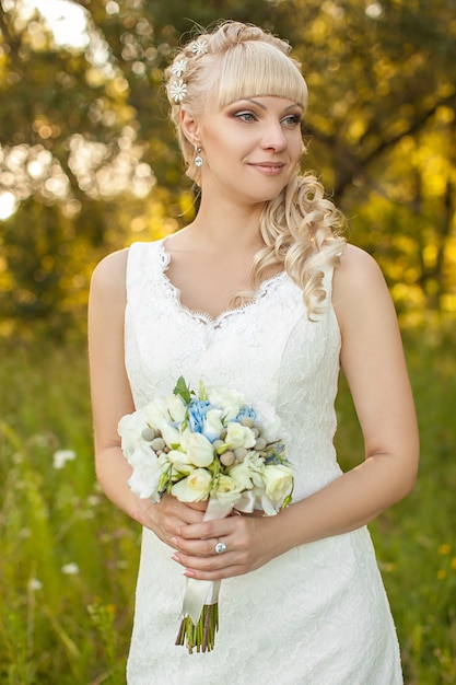 La giovane bella sposa sulla natura