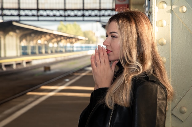 La giovane bionda si scalda le mani con il respiro