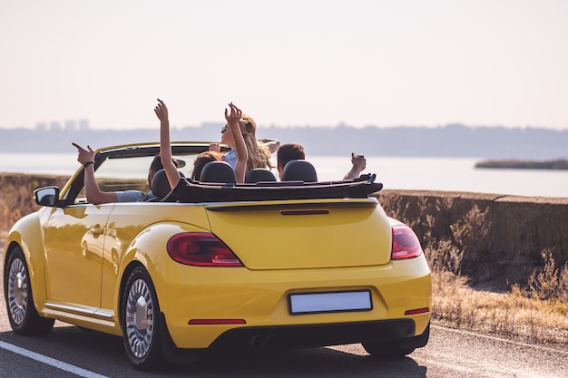 La giovane coppia che viaggia in cabriolet