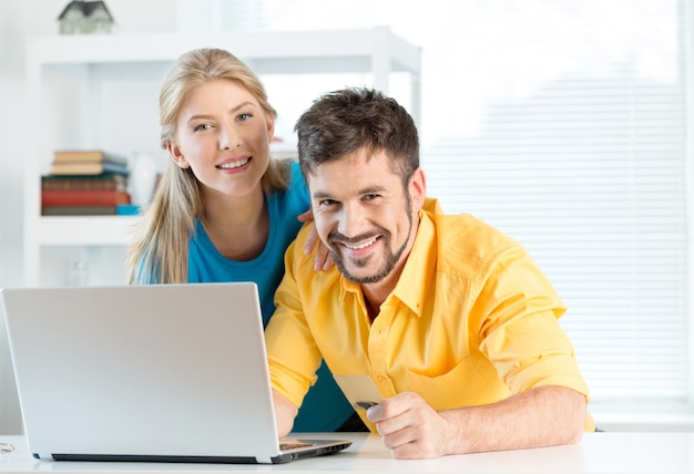 La giovane coppia di affari lavora con il computer portatile in ufficio