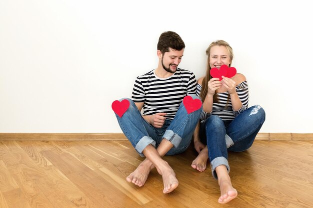 La giovane coppia divertente sta celebrando il giorno di San Valentino