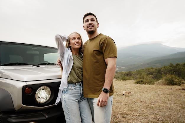 La giovane coppia è in viaggio romantico in montagna in auto