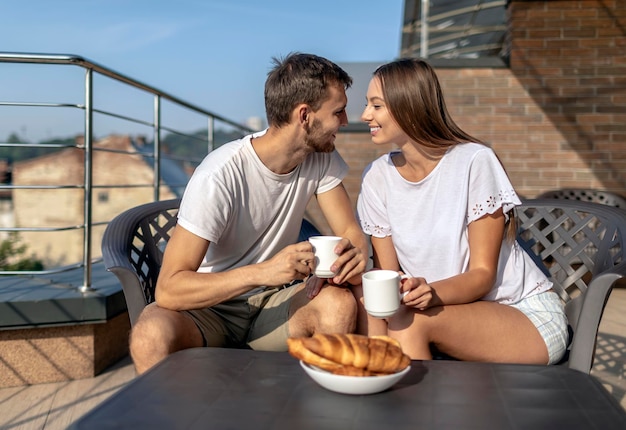 La giovane coppia parla dolcemente