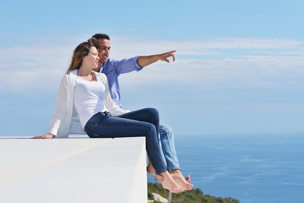 la giovane coppia romantica felice si diverte a rilassarsi sorridendo nella casa moderna al coperto e all'aperto