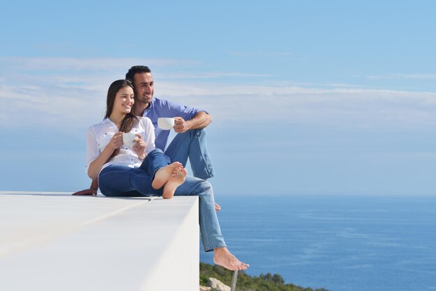 la giovane coppia romantica felice si diverte a rilassarsi sorridendo nella casa moderna al coperto e all'aperto