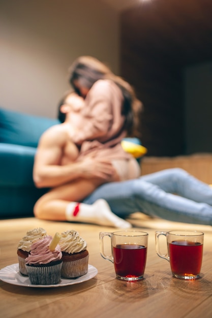 La giovane coppia sexy ha intimità in cucina nella notte