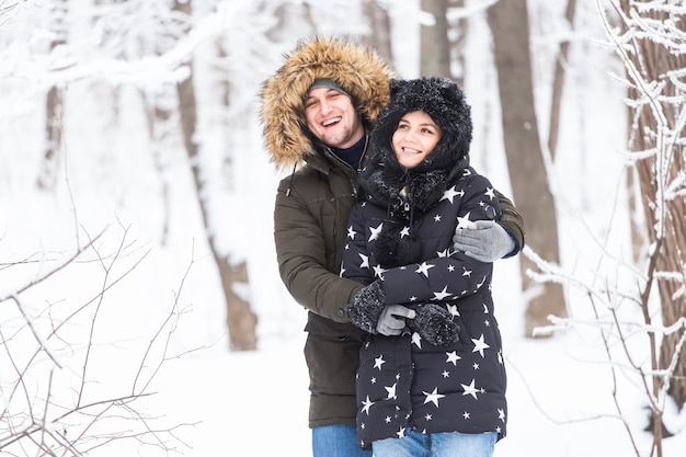 La giovane coppia si diverte in un parco innevato. Stagione invernale.