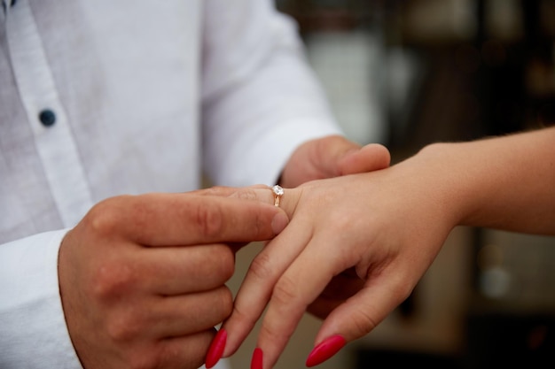 La giovane coppia si sta fidanzando, l'uomo propone alla donna nuovi gioielli per l'anello di fidanzamento per la celebrazione della famiglia