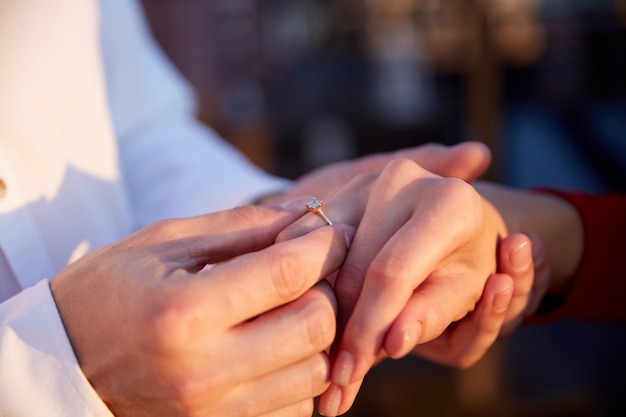 La giovane coppia si sta fidanzando, l'uomo propone alla donna nuovi gioielli per l'anello di fidanzamento per la celebrazione della famiglia